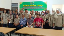 FOTO BERSAMA - Kepala UPT KPHP Katingan Hilir Unit XXX, Herodes Djaya, P.A, S.Hut, MP bersama narasumber dan para peserta Sekolah Lapang Tahun 2023, Kamis (05/10/2023). (FOTO: ST)