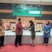 Pj Bupati Katingan Saiful didampingi Kepala Dinas PTSP Darma menerima cendramata dari salah satu pembicara.