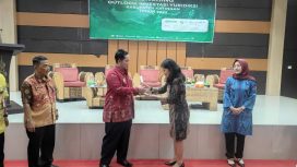 Pj Bupati Katingan Saiful didampingi Kepala Dinas PTSP Darma menerima cendramata dari salah satu pembicara.