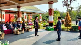 Kadis Sosial Elmon Sianturi saat lapor kepada Pj Bupati Katingan Saiful, terkait Pelaksanaan Upacara Peringatan Hari Pahlawan.