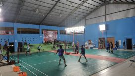 FOTO : Suasana Kejuaraan Bulu Tangkis di GOR Liting Kota Kasongan, usai dibuka secara resmi Pj Bupati Katingan melalui Camat Katingan Hilir Dony Merianto.