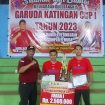 Camat Katingan Hilir Dony Merianto mewakili Pj Bupati Katingan, saat menyerahkan Tropy dan Uang Pembinaan kepad Juara I Kejuaraan Bulutangkis Garuda Katingan I Rahman Alfianur & Aditya Hermawan