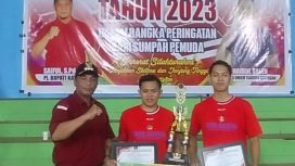 Camat Katingan Hilir Dony Merianto mewakili Pj Bupati Katingan, saat menyerahkan Tropy dan Uang Pembinaan kepad Juara I Kejuaraan Bulutangkis Garuda Katingan I Rahman Alfianur & Aditya Hermawan