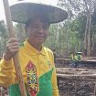 Anggota DPRD Gumas Polie L Mihing sedang manugal pada kegiatan Harubuh Manugal, Handep Hapakat Menggali Kearifan Lokal Budaya Dayak dengan Tradisi Manugal di lokasi lahan / ladang Desa Upon Batu, Kecamatan Tewah. 