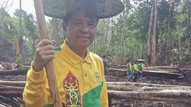 Anggota DPRD Gumas Polie L Mihing sedang manugal pada kegiatan Harubuh Manugal, Handep Hapakat Menggali Kearifan Lokal Budaya Dayak dengan Tradisi Manugal di lokasi lahan / ladang Desa Upon Batu, Kecamatan Tewah. 