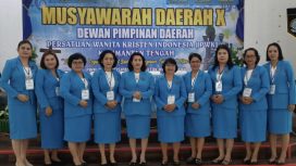 Ketua DPC PWKI Gumas Rayaniatie Djangkan (lima dari kiri) bersama jajaran pengurus DPC PWKI Gumas mengikuti Musda PWKI Kalteng ke X di Kasongan.
