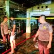 Anggota Polsek Katingan Hilir saat memasang Police Line setelah api berhasil dipadamkan