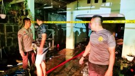 Anggota Polsek Katingan Hilir saat memasang Police Line setelah api berhasil dipadamkan