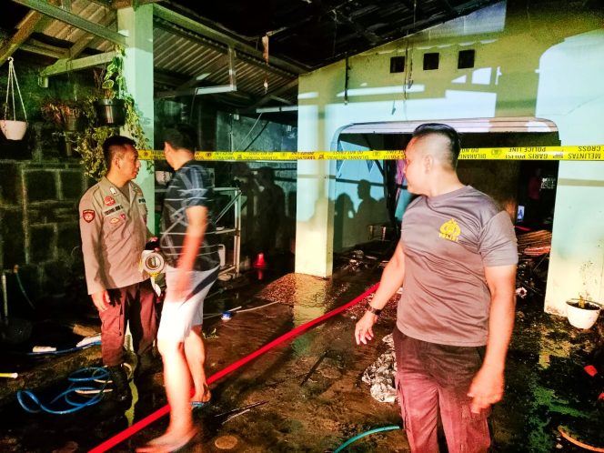 
					Anggota Polsek Katingan Hilir saat memasang Police Line setelah api berhasil dipadamkan