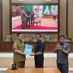 FOTO : Ketua DPRD Kabupaten Katingan, Marwan Susanto saat menyerahkan Rancangan APBD tahun 2024 ke Pj Bupati Katingan. 