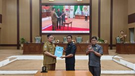 FOTO : Ketua DPRD Kabupaten Katingan, Marwan Susanto saat menyerahkan Rancangan APBD tahun 2024 ke Pj Bupati Katingan. 
