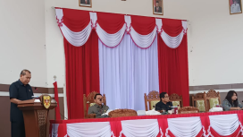 Anggota DPRD Gumas Punding S Merang membacakan pandangan umum Fraksi Golkar terhadap dua ranperda yang diajukan Bupati Gumas Jaya S Monong.