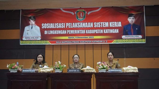 
					FOTO : Asisten III Setda Katingan, Evie Silvia Baboe, saat membuka kegiatan sosialisasi, di aula kantor Bappelitbang Katingan.
