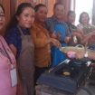 FOTO -  Untung Jaya Bangas bersama peserta pelatihan pembuatan makanan olahan ikan patin dan olahan kue singkong di Aula Hotel Gumas. 