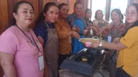 FOTO -  Untung Jaya Bangas bersama peserta pelatihan pembuatan makanan olahan ikan patin dan olahan kue singkong di Aula Hotel Gumas. 