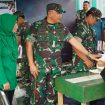 Dandim 1019/Ktg Saat meninjau langsung kegiatan Pasar Murah di Kompleks Makodim 1019/Ktg