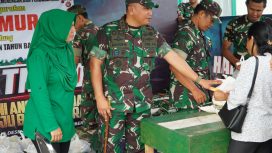 Dandim 1019/Ktg Saat meninjau langsung kegiatan Pasar Murah di Kompleks Makodim 1019/Ktg