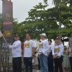 FOTO : Penjabat Bupati Katingan, Saiful, didampingi Ketua KPU Katingan Wahyuni, saat melepas peserta jalan sehat Pemilu Damai, di halaman gerbang Lapangan Sport Center Kota Kasongan.