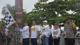 FOTO : Penjabat Bupati Katingan, Saiful, didampingi Ketua KPU Katingan Wahyuni, saat melepas peserta jalan sehat Pemilu Damai, di halaman gerbang Lapangan Sport Center Kota Kasongan.