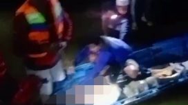 FOTO : Tim Gabungan saat melakukan evakuasi terhadap jenazah korban