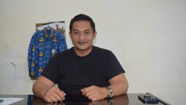 DITEMUI : Sekretaris Camat Tewah Boby S.STP MSi sedang ditemui awak media di ruang kerjannya. Jumat (19/1/2024).