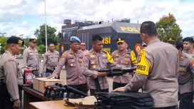 FOTO : Kapolres Gunung Mas AKBP Theodorus Priyo Santosa sedang mengecek sarana prasarana dihalaman Mapolres.