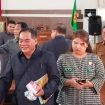 FOTO : Angggota DPRD Gunung Mas Untung J bangas bersama koleganya sedang berjabat tangan usai mengikuti rapat di gedung dewan setempat. 