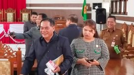 FOTO : Angggota DPRD Gunung Mas Untung J bangas bersama koleganya sedang berjabat tangan usai mengikuti rapat di gedung dewan setempat. 