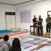 FOTO : Pihak KPU Gunung Mas sedang memberikan arahan saat melakukan pelipatan surat suara di gedung KPU setempat. 