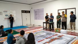 FOTO : Pihak KPU Gunung Mas sedang memberikan arahan saat melakukan pelipatan surat suara di gedung KPU setempat. 