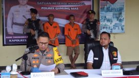 FOTO : Dua pelaku pencurian saat rumah kosong diamankan Polisi, saat pres rilis di mapolres Gunung Mas. 