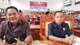 FOTO : Anggota DPRD Gunung Mas Untung J Bangas (Kiri) sedang mengikuti kegiatan rapat di gedung dewan.