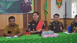 FOTO : Kajari Gunung Mas Sahroni, didampingi tim Inspektorat dan para Kasinya, saat kegiatan rilis. 