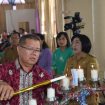 FOTO : Anggota DPRD Gunung Mas Edison D Kenting, saat menyalakan lilin perayaan natal di Gereja Sion. 