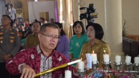 FOTO : Anggota DPRD Gunung Mas Edison D Kenting, saat menyalakan lilin perayaan natal di Gereja Sion. 