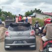 FOTO : Tampak kendaraan sedang mengantri di jalan Rusak tepatnya di Desa Tumbang Danau, dan sangat butuh perbaikan. 