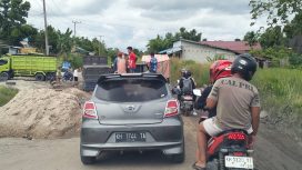 FOTO : Tampak kendaraan sedang mengantri di jalan Rusak tepatnya di Desa Tumbang Danau, dan sangat butuh perbaikan. 