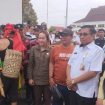 FOTO : Ketua DPRD Gunung Mas Akserman Sahidar sedang menyapa pendemo di depan gedung dewan, belum lama ini.