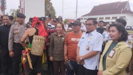 FOTO : Ketua DPRD Gunung Mas Akserman Sahidar sedang menyapa pendemo di depan gedung dewan, belum lama ini.