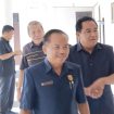 FOTO : Anggota DPRD Kabupaten Gunung Mas Polie L Mihing bersama koleganya tengah menuju aula kantor dewan setempat.