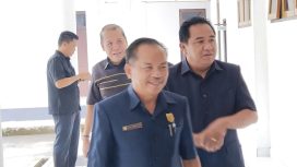 FOTO : Anggota DPRD Kabupaten Gunung Mas Polie L Mihing bersama koleganya tengah menuju aula kantor dewan setempat.