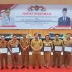 Pj Bupati Katingan Saiful,  saat foto bersama OPD yang mendapatkan Penghargaan