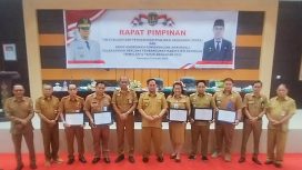 Pj Bupati Katingan Saiful,  saat foto bersama OPD yang mendapatkan Penghargaan