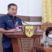 FOTO : Anggota DPRD Gunung Mas Untung J Bangas saat menyampaikan pandangan fraksi. 
