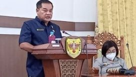 FOTO : Anggota DPRD Gunung Mas Untung J Bangas saat menyampaikan pandangan fraksi. 