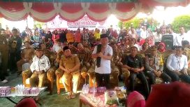 Gubernur Kalimantan Tengah Sugianto Sabran, saat melakukan kegiatan di Desa Hampalit Kerengpangi