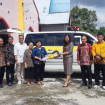 FOTO - Anggota DPRD Gumas Yuniwa merealisasikan dana Pokir nya dengan menyerahkan bantuan satu unit mobil ambulance kepada Perwil GBI Gumas. 