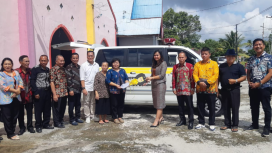FOTO - Anggota DPRD Gumas Yuniwa merealisasikan dana Pokir nya dengan menyerahkan bantuan satu unit mobil ambulance kepada Perwil GBI Gumas. 