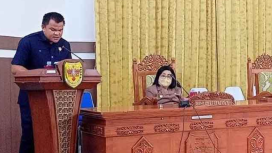 FOTO : Anggota DPRD Gumas Pebrianto menyampaikan pandangan umum fraksi.