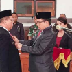FOTO : Ketua DPRD Gumas Akerman Sahidar sedang melantik Edison D Kenting yang PAW mengantikan Sri Yeni.